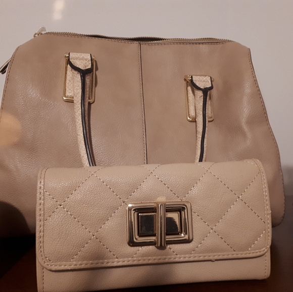ALDO HAND BAG + WALLET - Picture 3 of 13